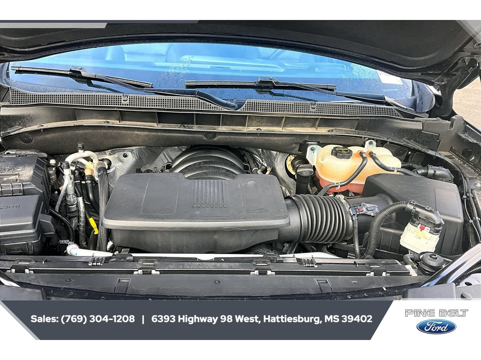 Used 2025 Chevrolet Suburban LT RWD image 8