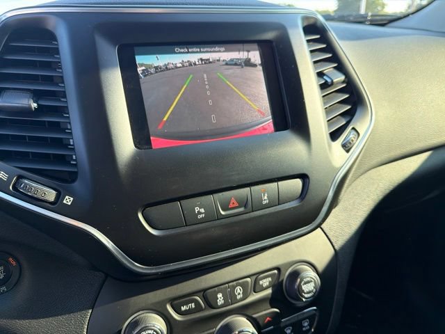 Used 2021 Jeep Cherokee Latitude Plus FWD image 13