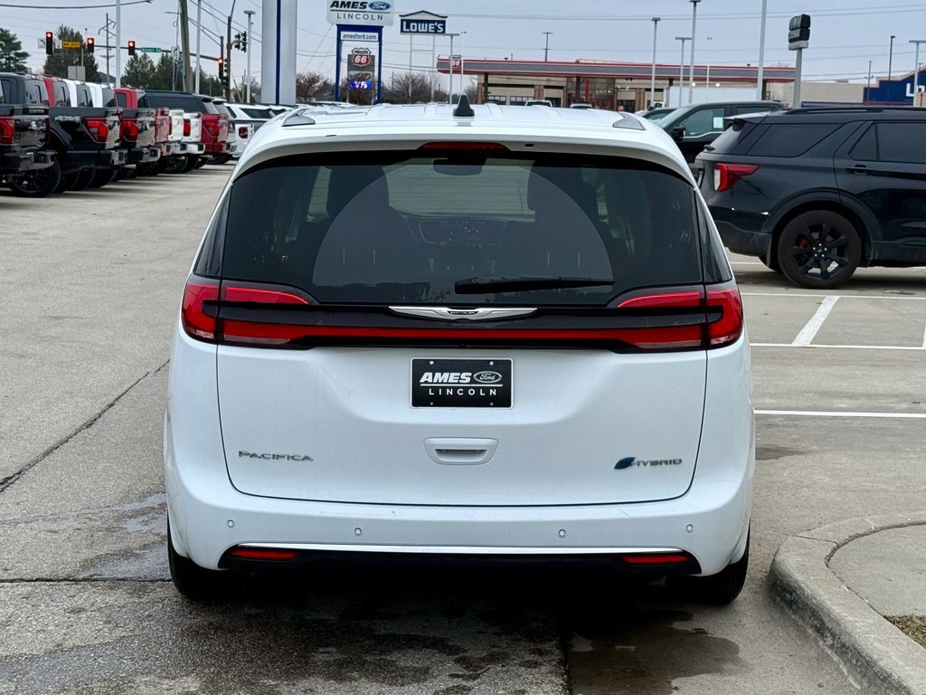 Used 2024 Chrysler Pacifica Select image 2