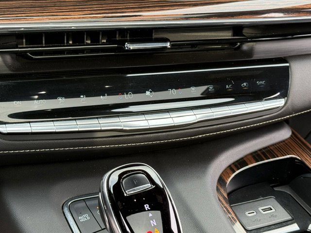 Used 2024 Cadillac Escalade Premium Luxury image 17