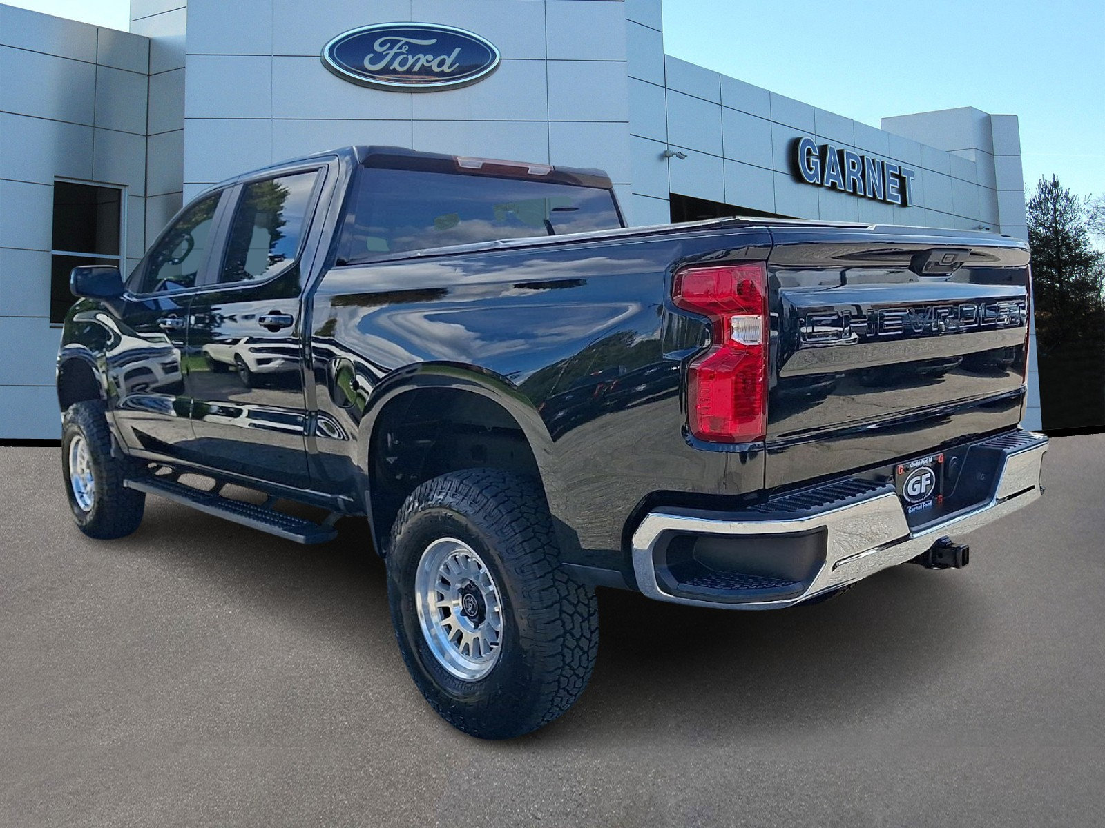 Used 2024 Chevrolet Silverado 1500 LT AWD/4WD image 5