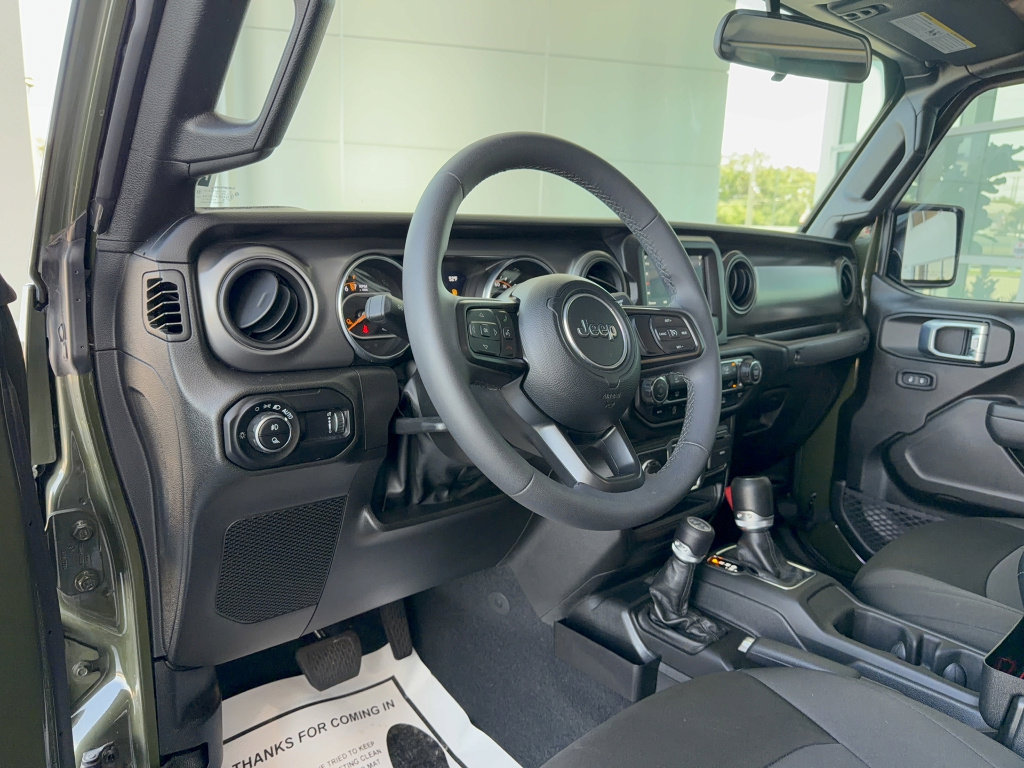 Used 2023 Jeep Gladiator Sport AWD/4WD image 10