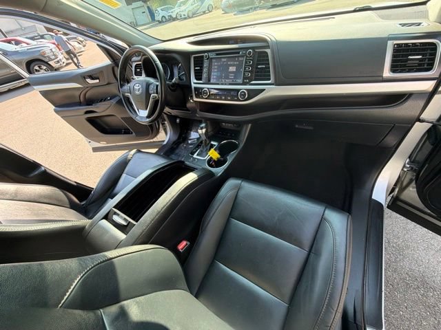 Used 2019 Toyota Highlander XLE AWD/4WD image 28