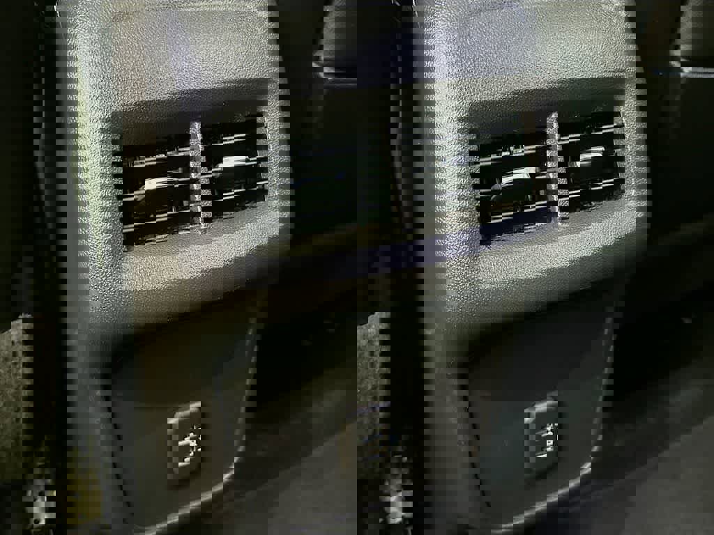 Used 2024 GMC Terrain SLT image 17