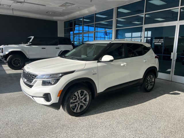 Used 2023 Kia Seltos LX AWD/4WD image 1