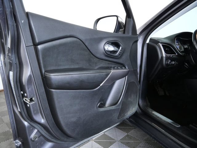 Used 2019 Jeep Cherokee Limited w/ Trailer Tow Group AWD/4WD image 15