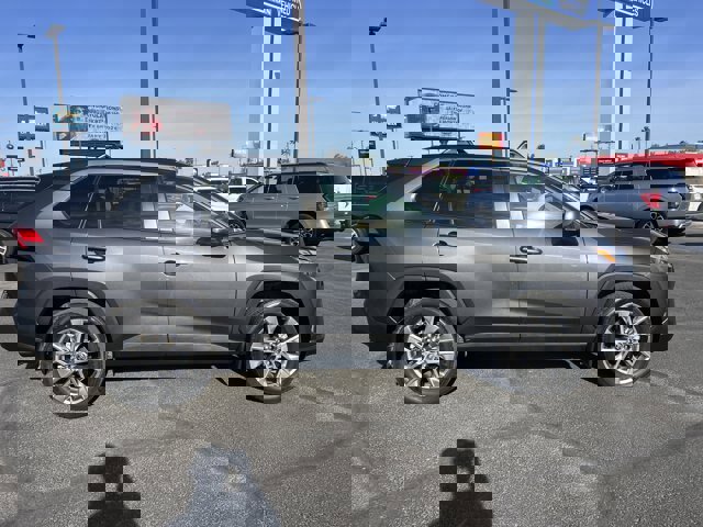 Used 2023 Toyota RAV4 XLE Premium image 5