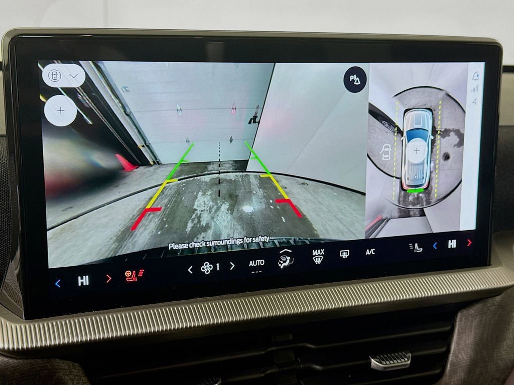 Certified 2025 Ford Explorer Platinum w/ Ultimate Package image 18