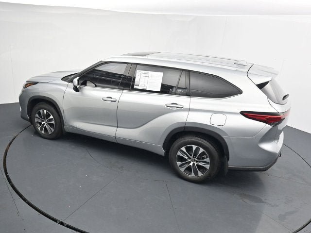 Used 2022 Toyota Highlander XLE AWD/4WD image 28