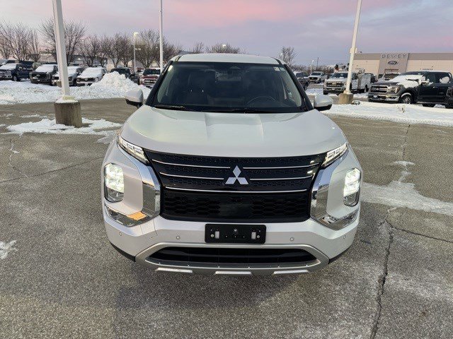 Used 2024 Mitsubishi Outlander SE image 2