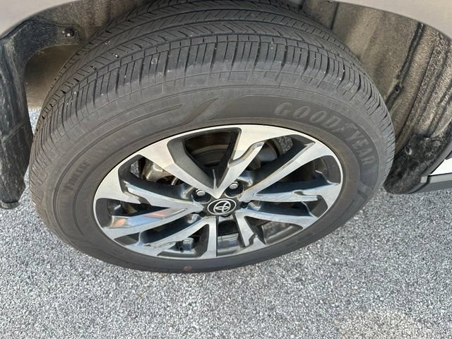 Used 2022 Toyota Corolla Cross XLE w/ Convenience Package FWD image 7