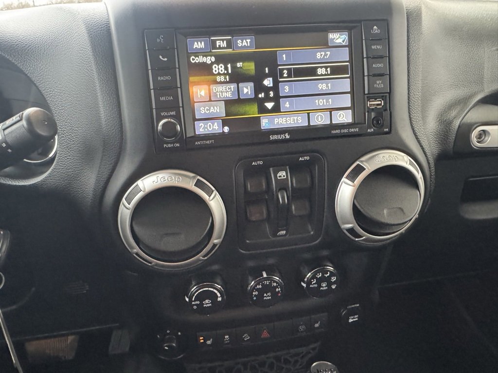 Used 2017 Jeep Wrangler Unlimited Sahara w/ Connectivity Group image 28