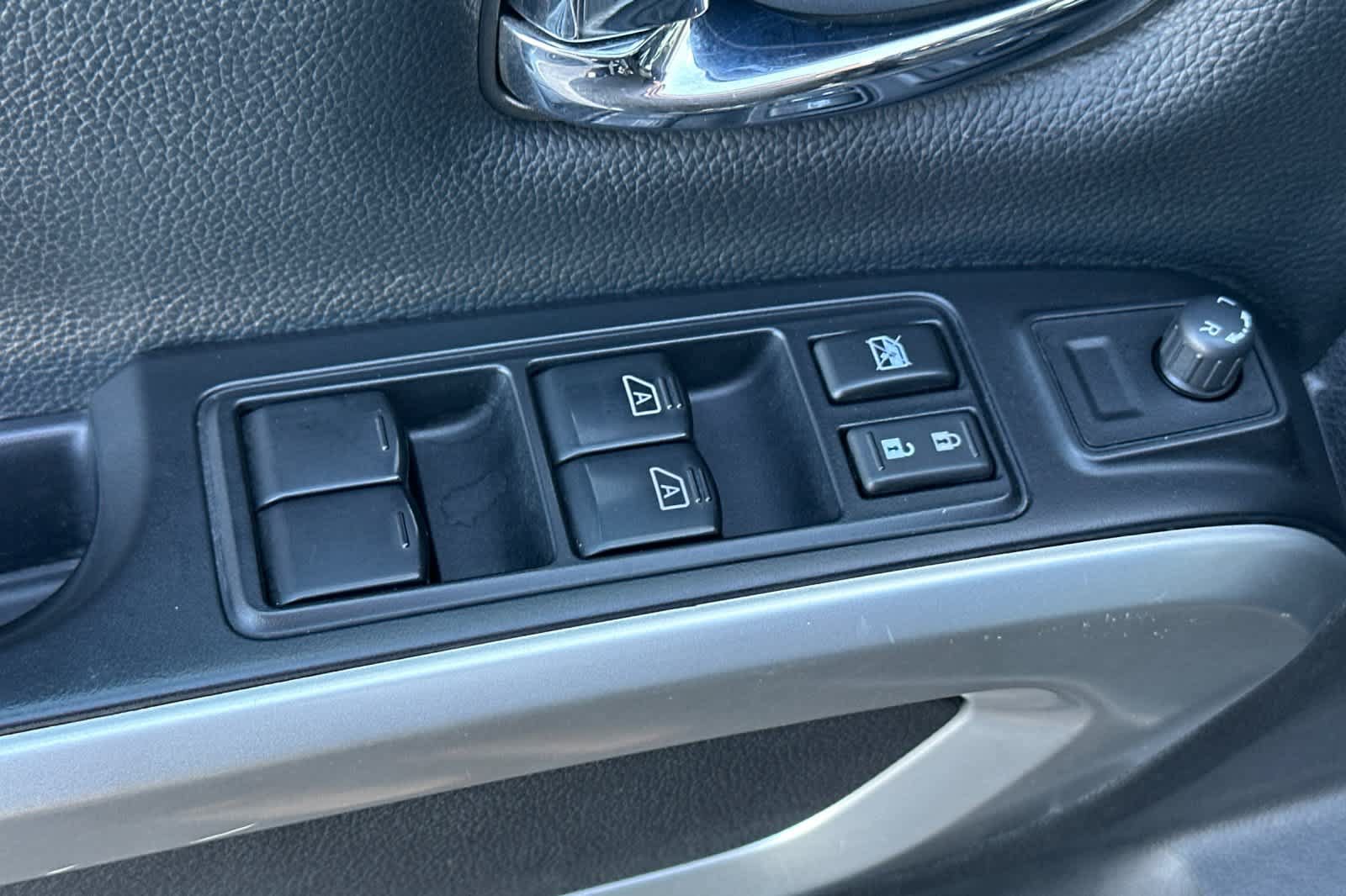 Used 2017 Nissan Titan SL AWD/4WD image 13