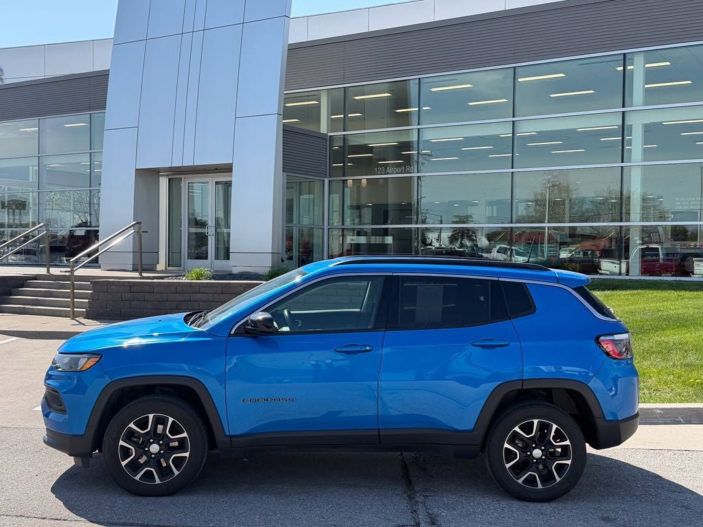 Used 2022 Jeep Compass Latitude w/ Convenience Group AWD/4WD image 3