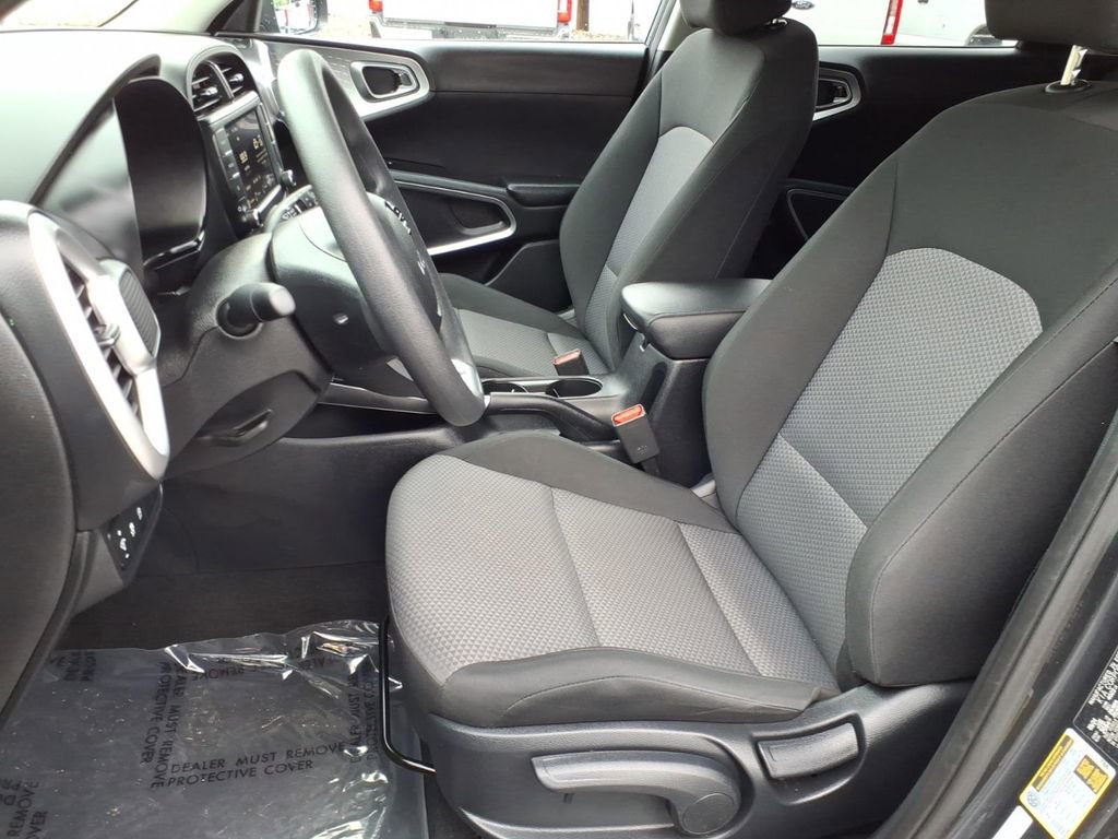 Used 2025 Kia Soul LX w/ LX Technology Package FWD image 16
