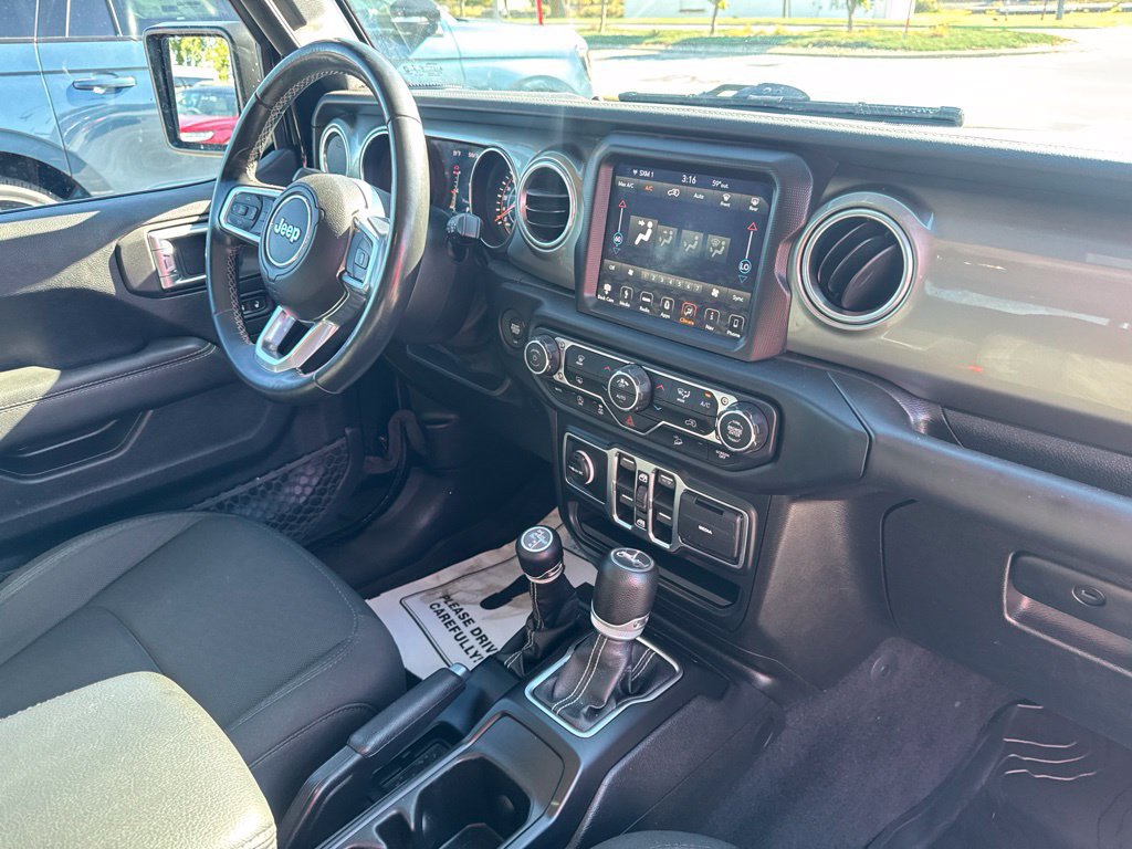 Used 2019 Jeep Wrangler Unlimited Sahara w/ Uconnect 4C Nav & Sound Group AWD/4WD image 33