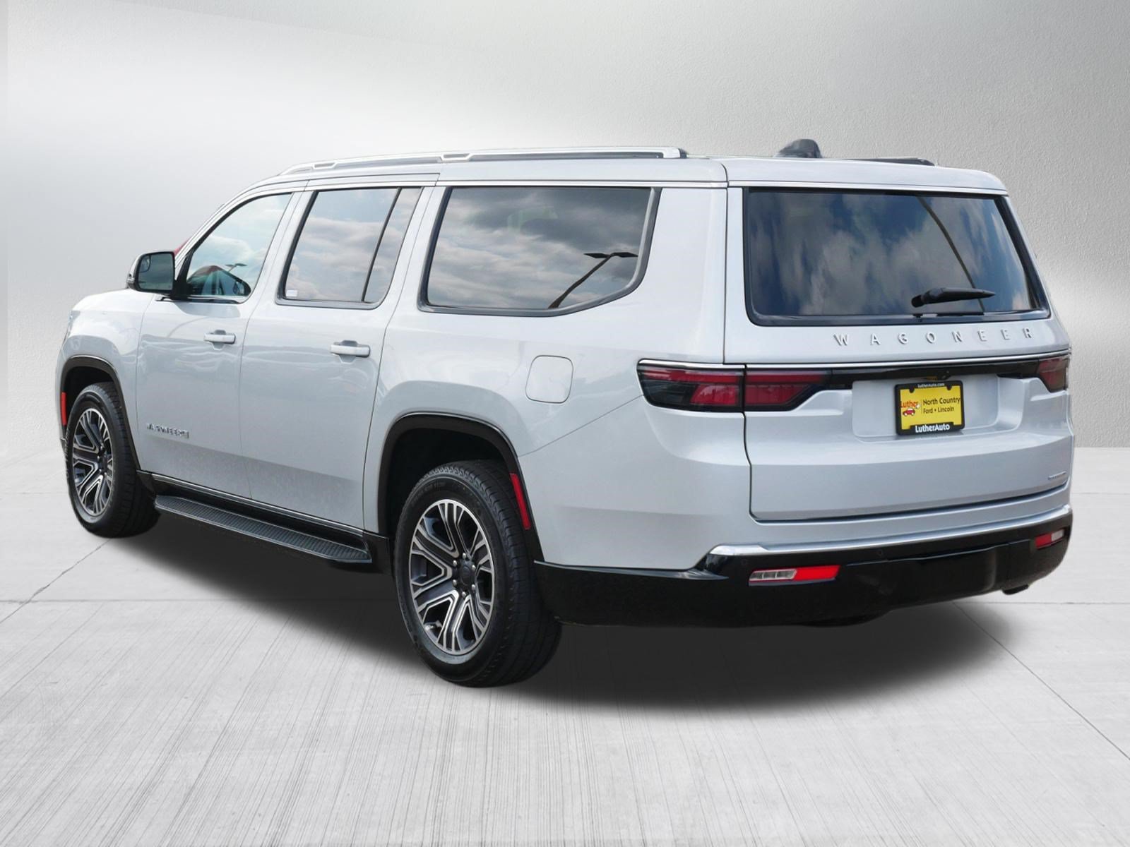 Used 2024 Jeep Wagoneer L Series II AWD/4WD image 5