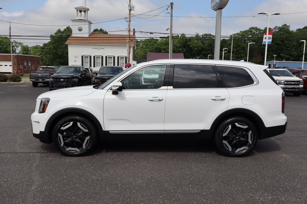 Used 2023 Kia Telluride EX w/ EX Captain's Chair Package AWD/4WD image 15
