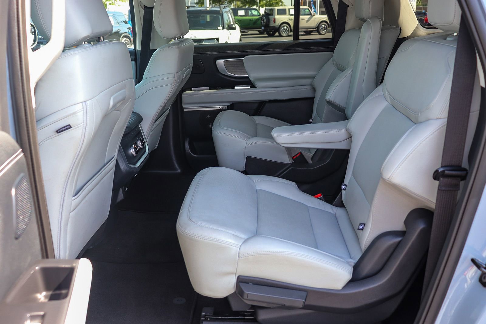 Certified 2025 Ford Expedition Max Platinum w/ Driver's Package AWD/4WD image 17