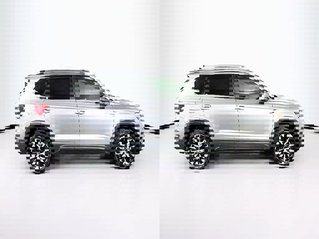 Used 2022 Volkswagen Taos SE w/ Panoramic Sunroof Package image 6