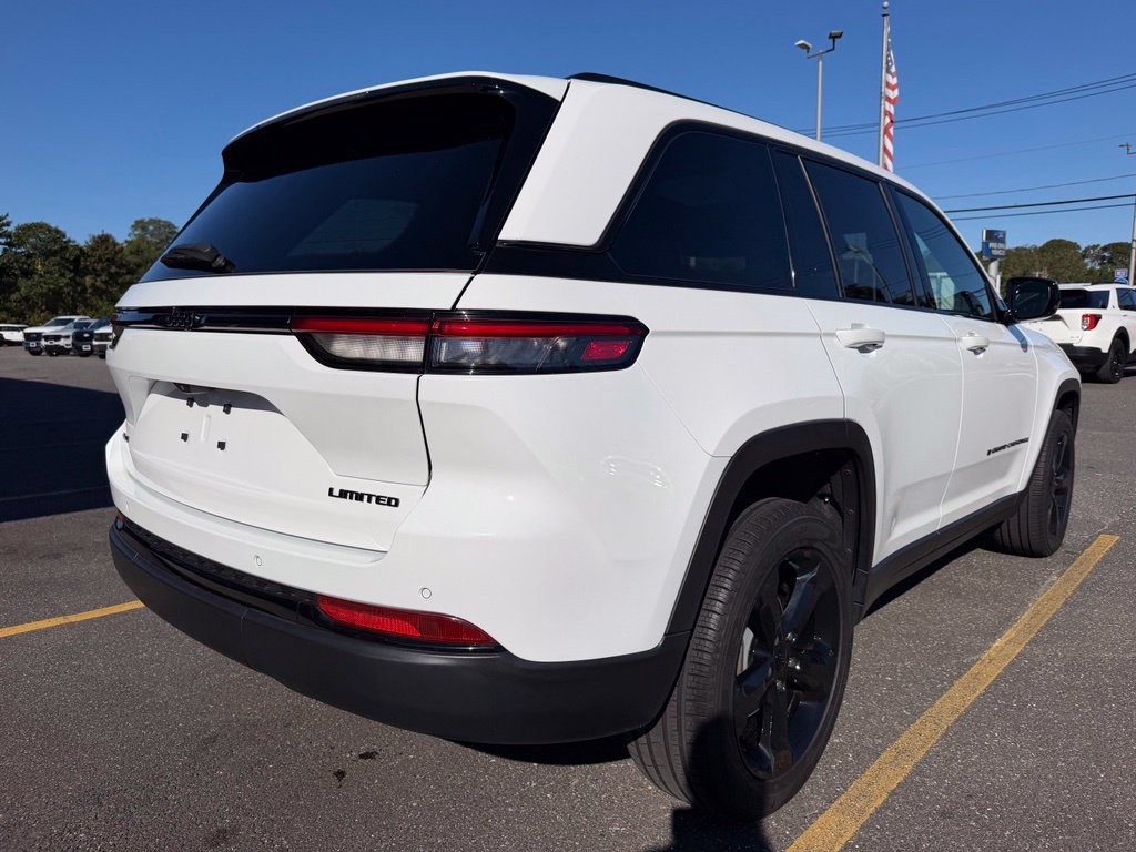 Used 2024 Jeep Grand Cherokee Limited w/ Black Appearance Package AWD/4WD image 6