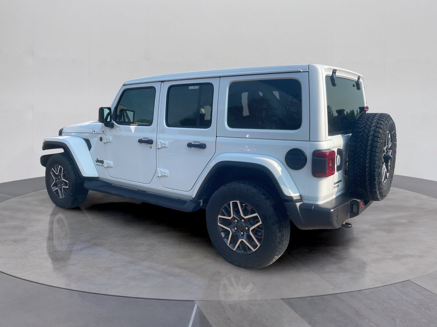 Used 2025 Jeep Wrangler Unlimited Sahara AWD/4WD image 4