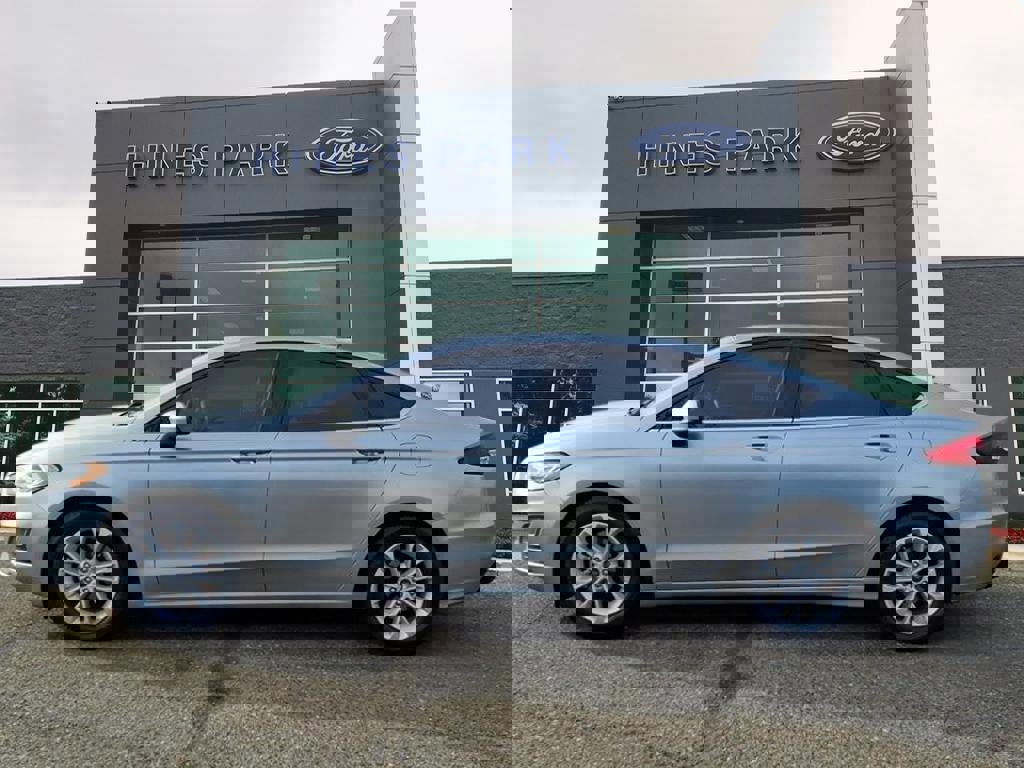 Certified 2020 Ford Fusion SE image 2