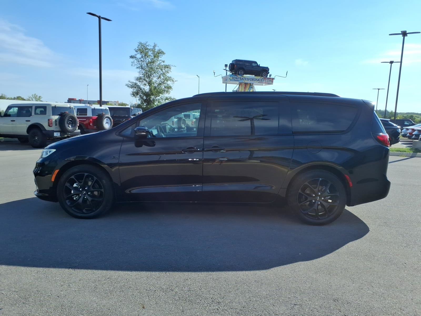 Used 2025 Chrysler Pacifica Limited FWD image 6