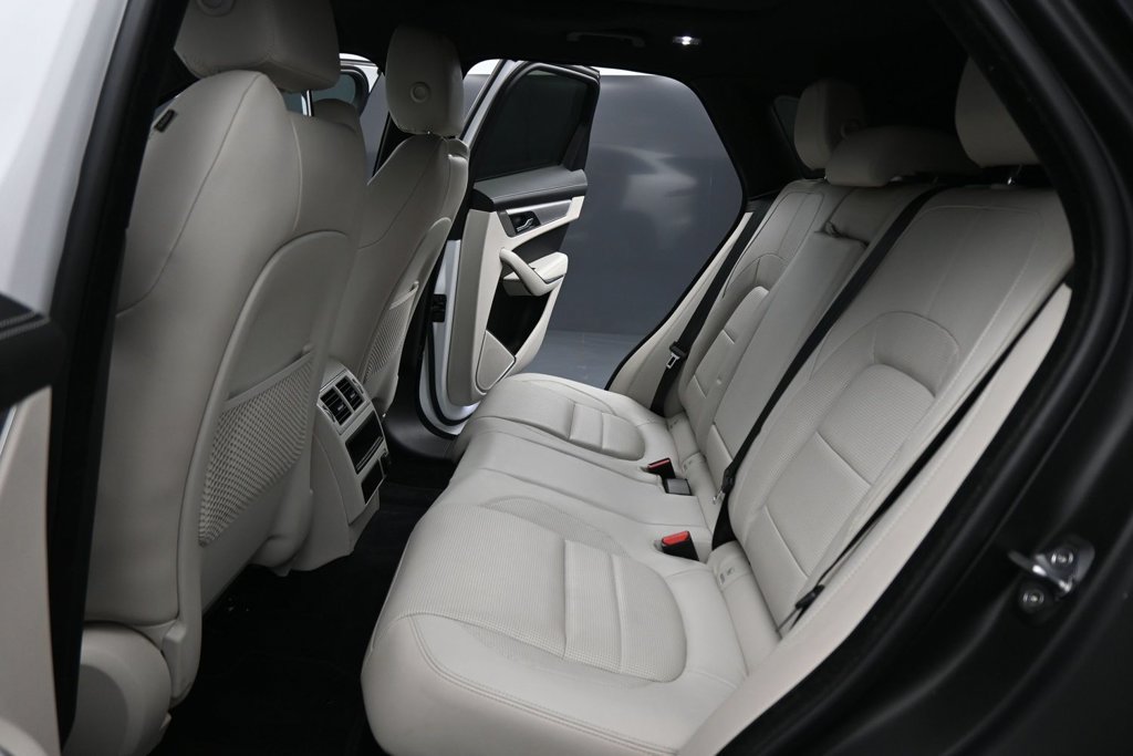Used 2023 Jaguar F-PACE R-Dynamic S AWD/4WD image 17