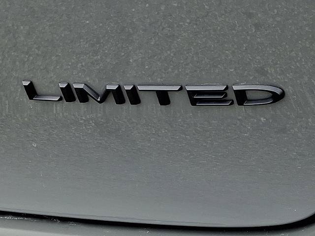 Used 2025 Chrysler Pacifica Limited FWD image 32
