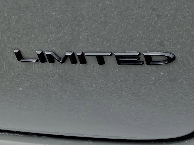 Used 2025 Chrysler Pacifica Limited image 32