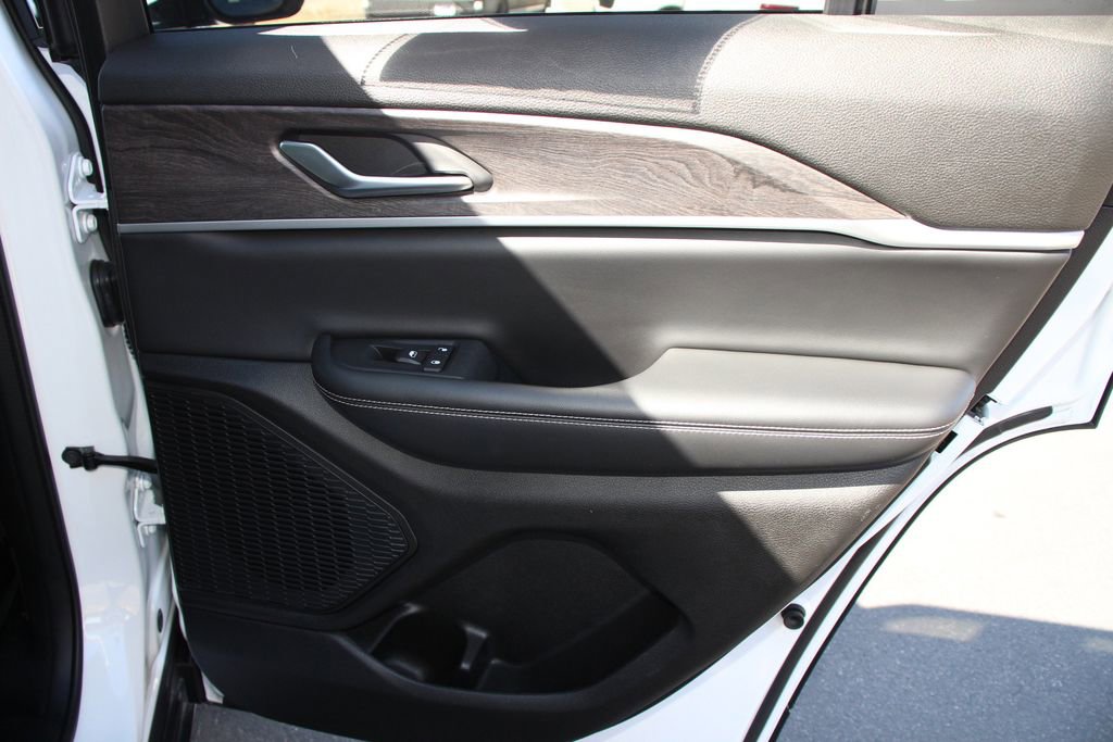 Used 2023 Jeep Grand Cherokee Limited AWD/4WD image 25
