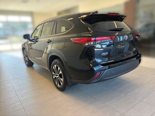 Used 2022 Toyota Highlander XLE AWD/4WD image 2