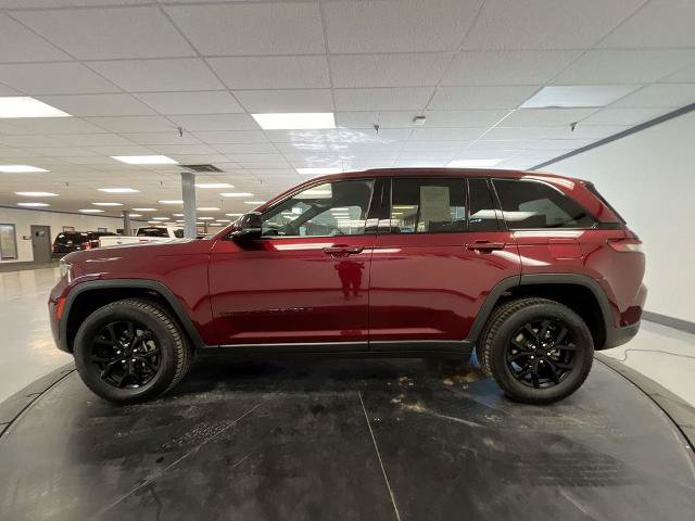 Used 2025 Jeep Grand Cherokee Altitude AWD/4WD image 5