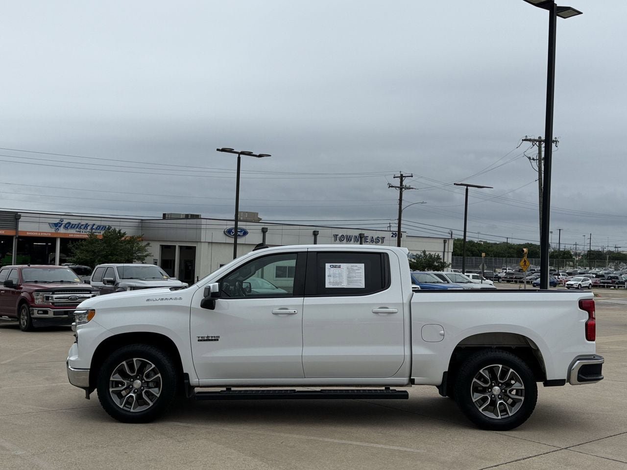 Used 2022 Chevrolet Silverado 1500 LT RWD image 3