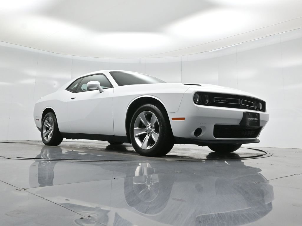 Used 2020 Dodge Challenger SXT image 4