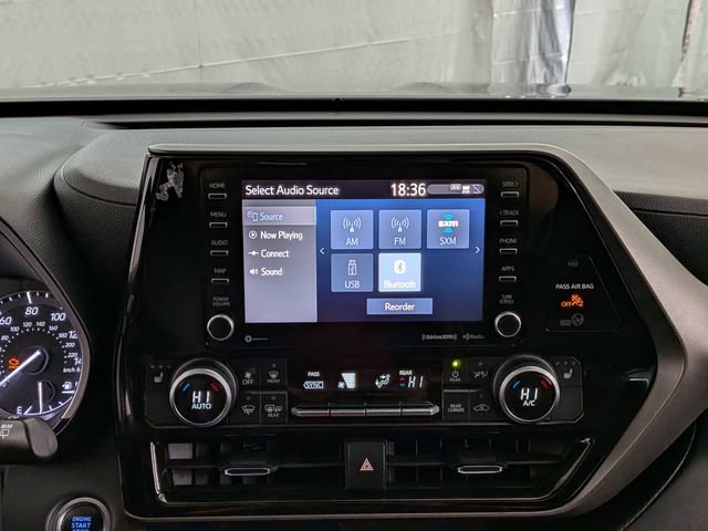 Used 2021 Toyota Highlander XLE AWD/4WD image 29