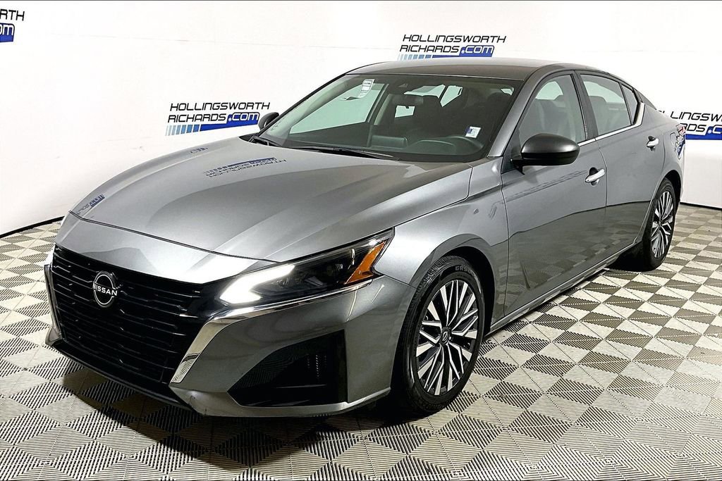 Used 2024 Nissan Altima 2.5 SV image 1