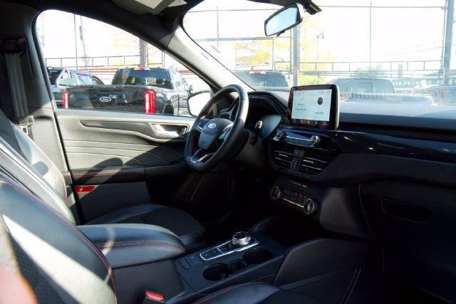 Certified 2025 Ford Escape ST-Line Select AWD/4WD image 28