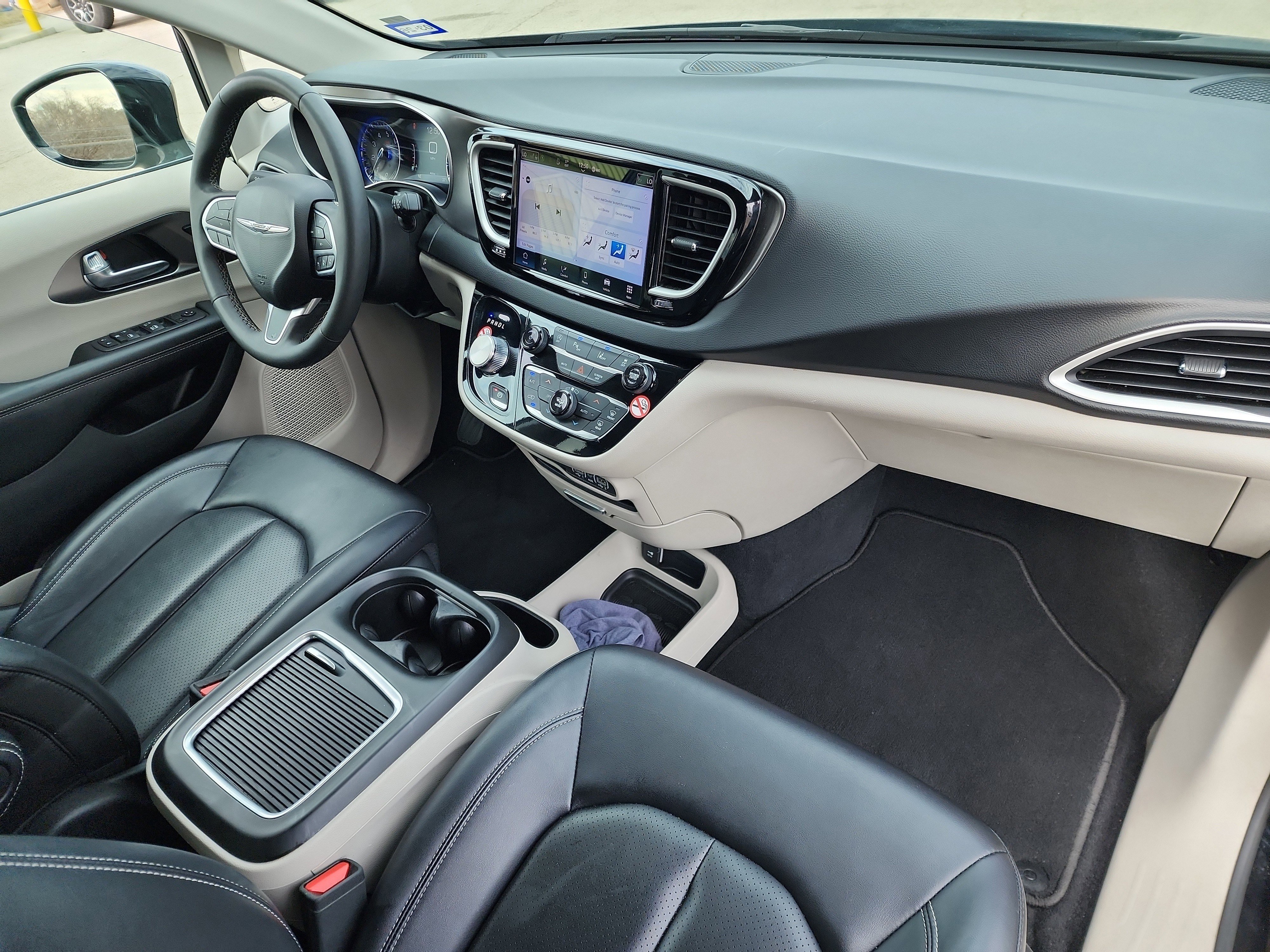 Used 2024 Chrysler Pacifica Touring-L image 18