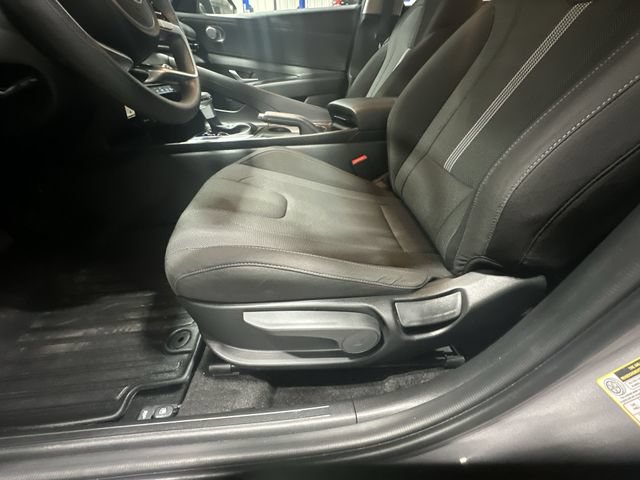 Used 2025 Hyundai Elantra SE FWD image 18