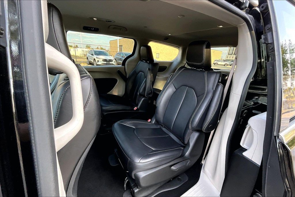 Used 2024 Chrysler Pacifica Limited FWD image 24