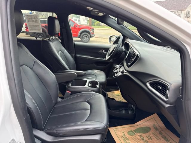Used 2025 Chrysler Pacifica Select FWD image 34