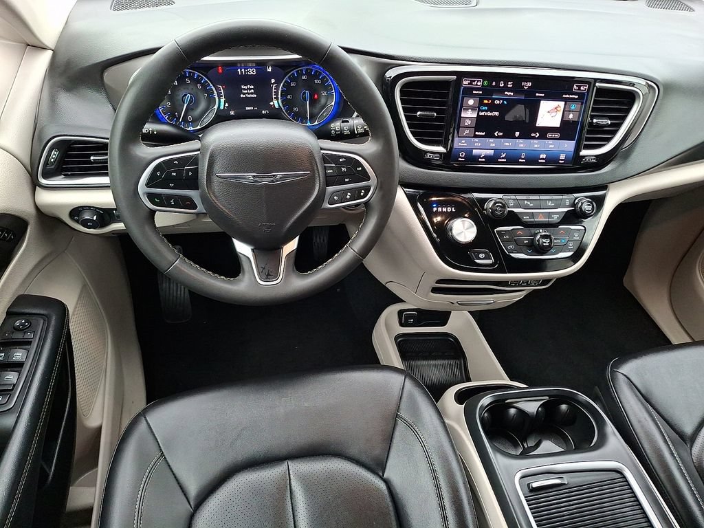 Used 2024 Chrysler Pacifica Touring-L FWD image 2