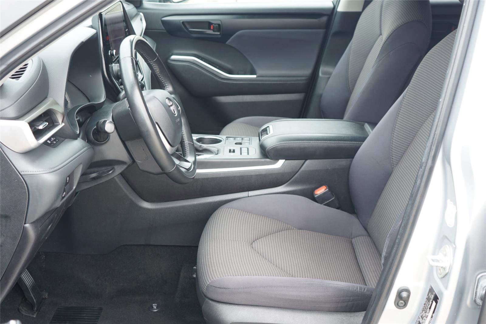 Used 2023 Toyota Highlander LE AWD/4WD image 10