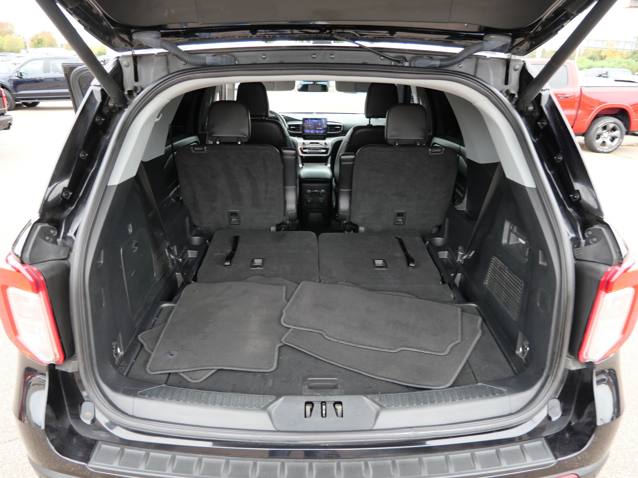 Certified 2022 Ford Explorer XLT w/ Equipment Group 202A AWD/4WD image 18