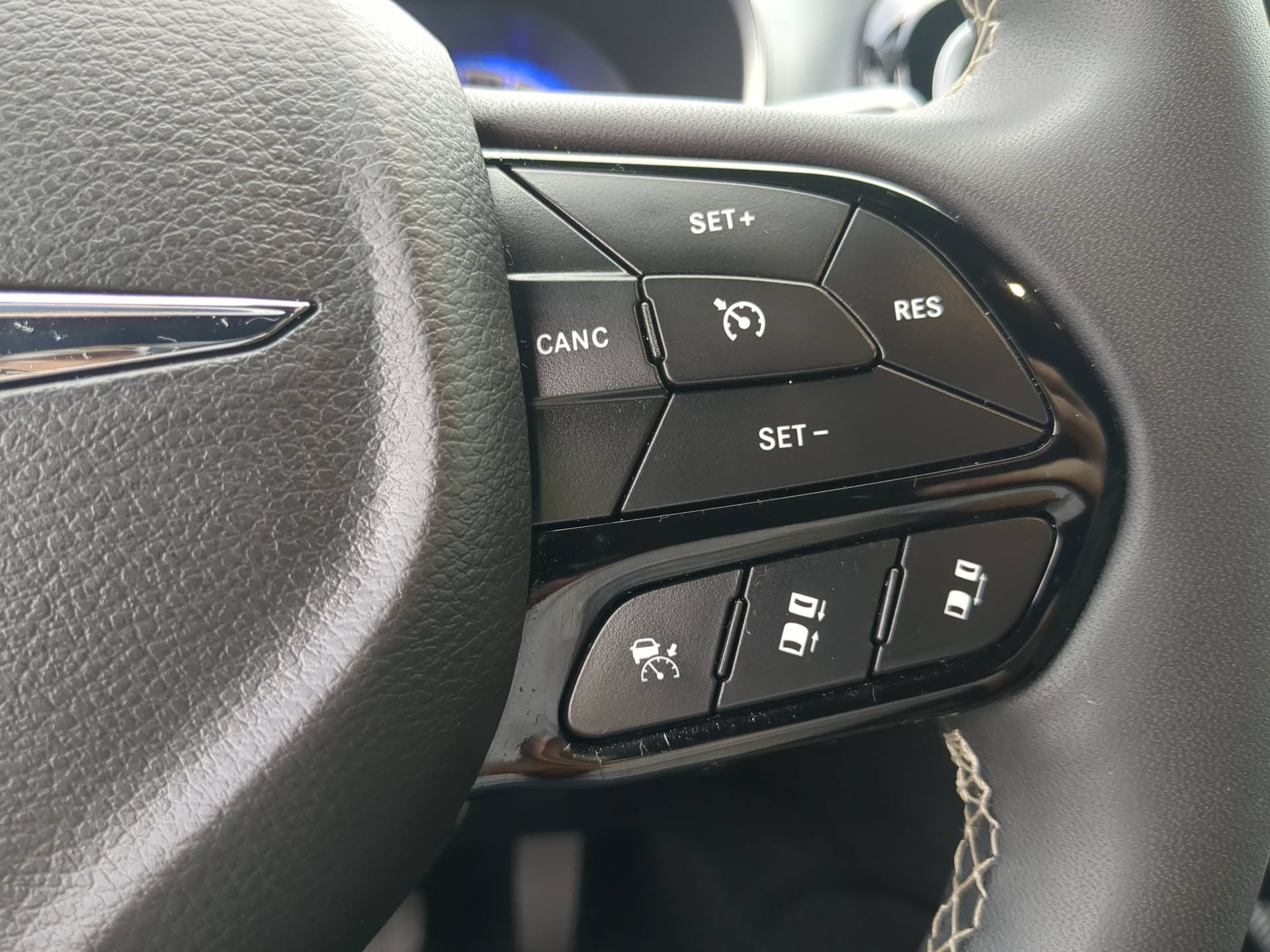 Used 2025 Chrysler Pacifica Limited FWD image 68