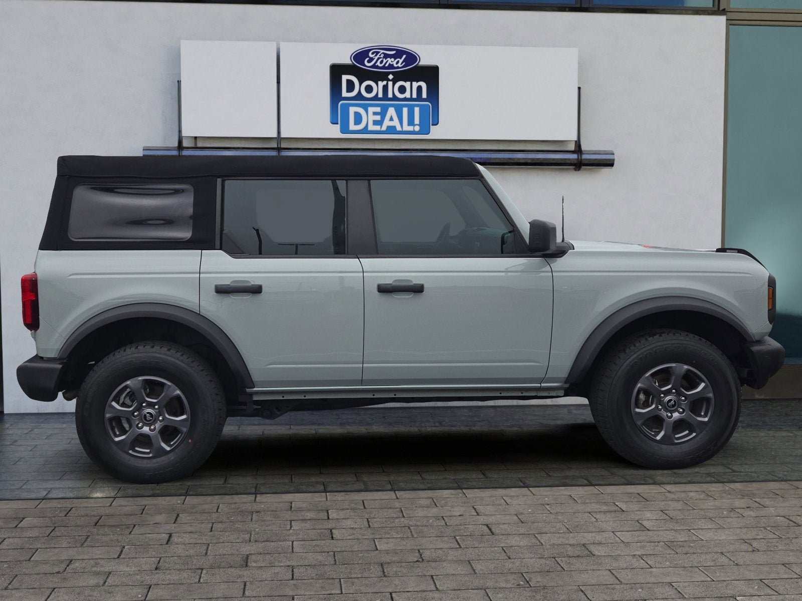 Certified 2023 Ford Bronco 4-Door AWD/4WD image 2