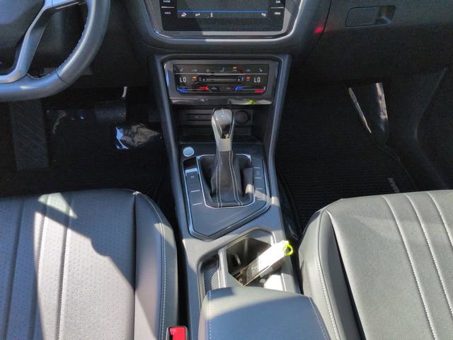 Used 2023 Volkswagen Tiguan SE w/ Panoramic Sunroof Package image 19
