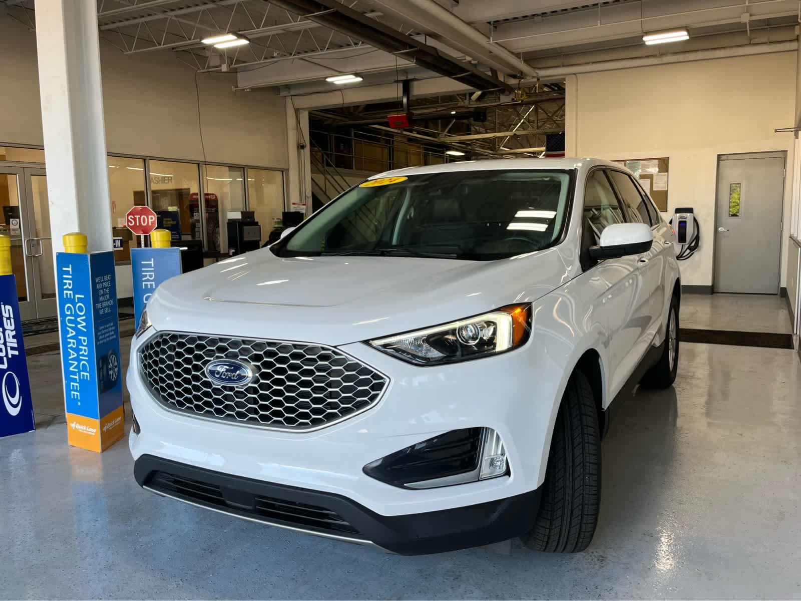 Certified 2024 Ford Edge SEL w/ Convenience Package AWD/4WD image 4